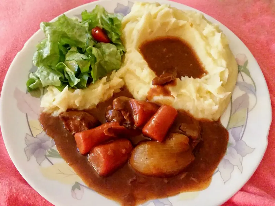 Swiss Ragout with mashed potatoes and salad

Schweizer Rindsragout / Rindergulasch mit Kartoffelstock und Salat|Najeskaさん