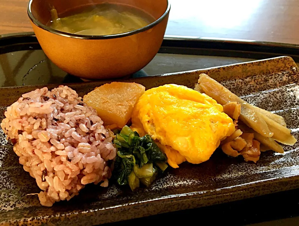 単身赴任の朝ごはん☀️
野沢菜漬入り玉子焼き🥚
ベーコンごぼう🥓
大根とツナの煮物🐟
野沢菜漬け
菜花と揚げの味噌汁
黒米麦ご飯|ぽんたさん