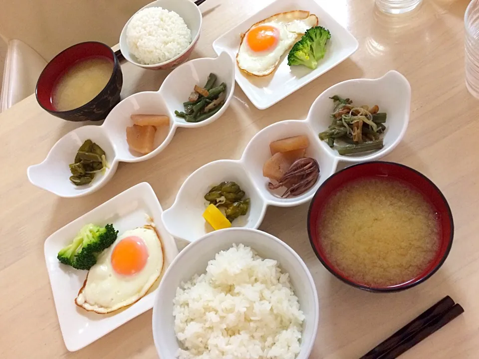 朝食だよ〜2017/05/08

#朝食 #目玉焼き #三種盛り #味噌汁 #美容師 #和食 #健康|Booパパさん