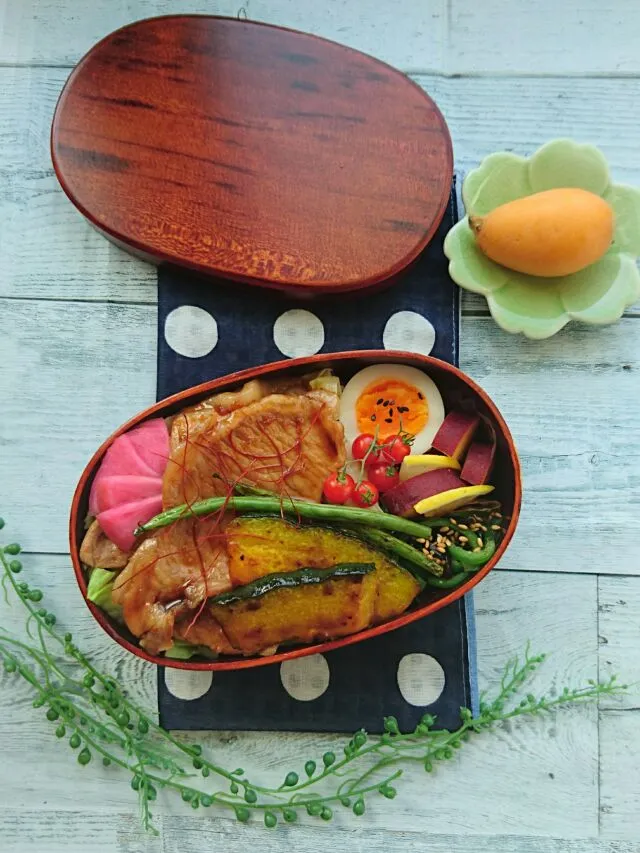 娘弁当☺    豚丼  キャベツ炒め  かぼちゃといんげんのソテー  ピーマンと塩昆布の胡麻油炒め  さつまいものレモン煮   大根の甘酢  ゆで卵    びわ|e  satoさん