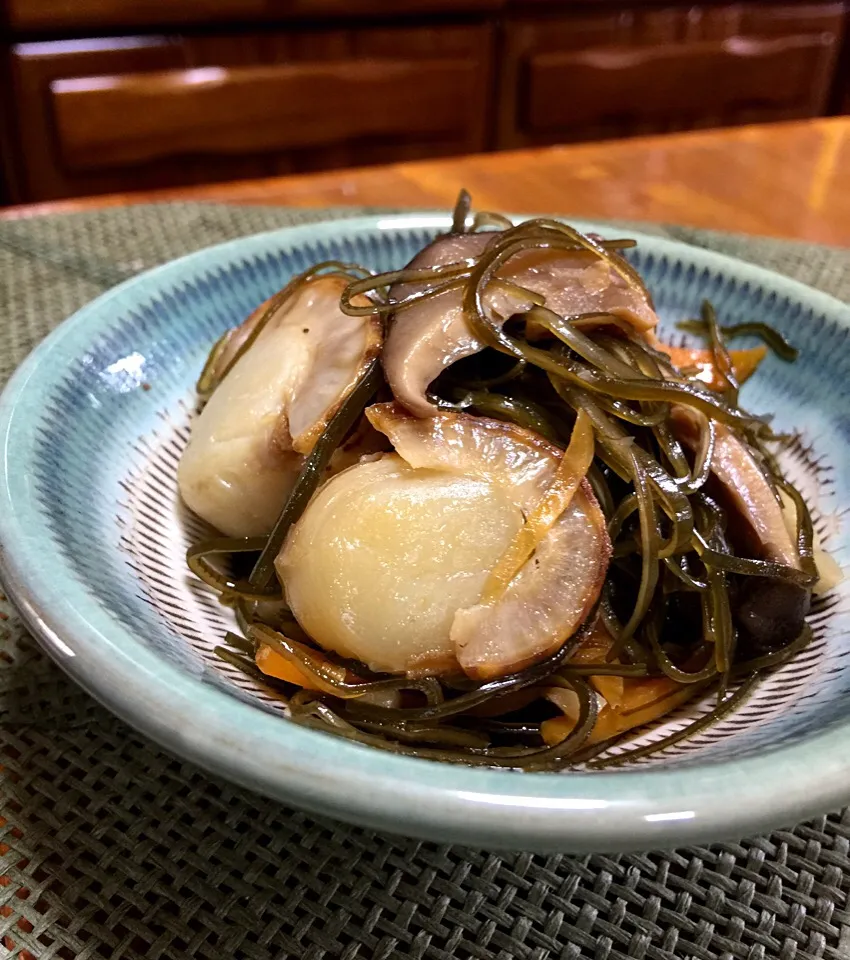 切り昆布に干し椎茸と帆立を入れて煮てみました♪…おやっ‼︎意外に美味しい|keikoさん