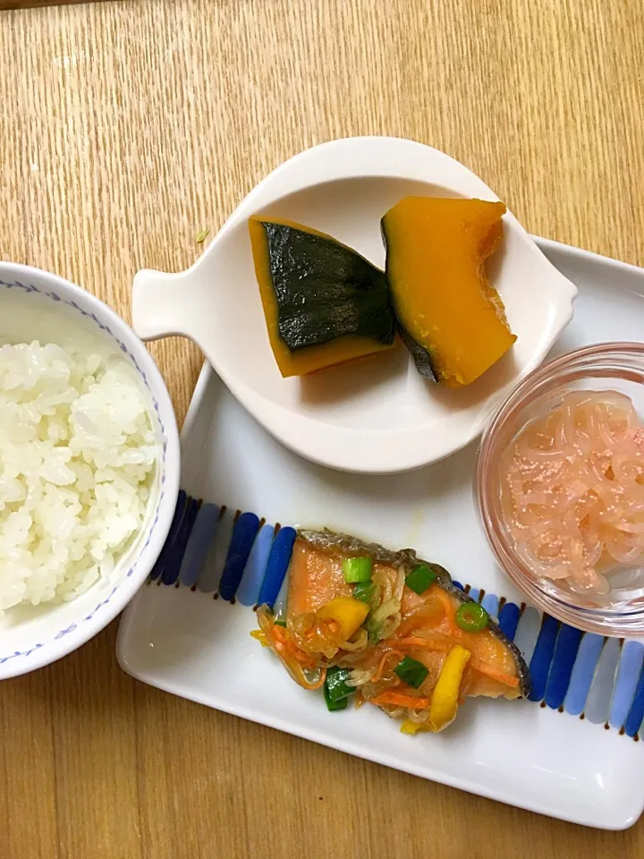 鮭の南蛮漬け、白滝のたらこ和え、かぼちゃの煮付け、ご飯

#ムスメご飯|mossan＠OSAKAさん