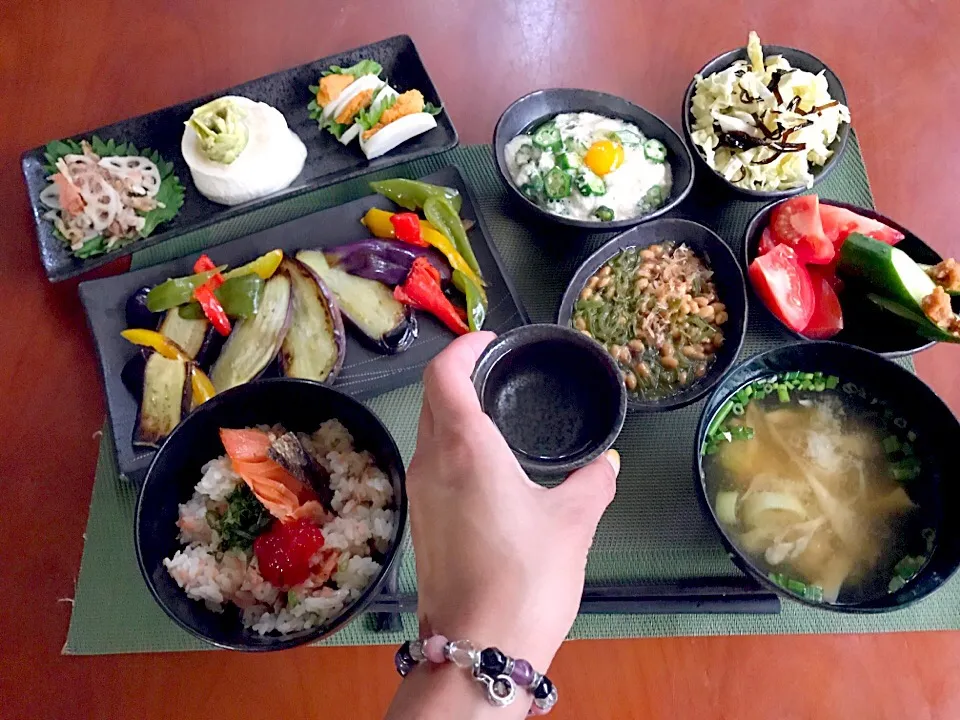 Snapdishの料理写真:Today's Dinner🍴前菜･冷やしﾄﾏﾄ&味噌胡瓜･ｷｬﾍﾞﾂごま昆布和え･･焼き茄子･焼き鮭混ぜ込みご飯･大和芋&ｵｸﾗ･めかぶ&納豆･舞茸と葱のお味噌汁|🌈Ami🍻さん