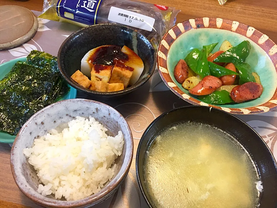 Snapdishの料理写真:晩御飯
ジャガイモとウインナーとピーマンのジャーマン焼き、大根と厚揚げの田楽、玉ねぎと玉子のスープ、白米、韓国海苔、エクレア|かよちゃんさん