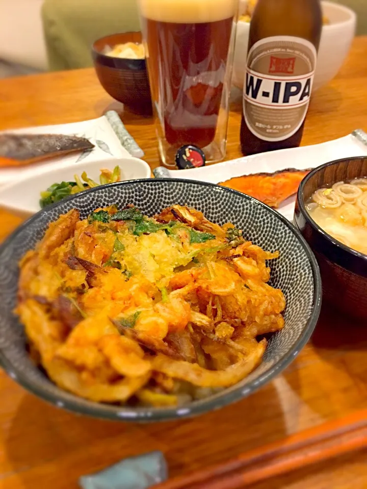 Snapdishの料理写真:新玉と三つ葉、桜えびのかき揚げ丼〜！|なかじー。さん