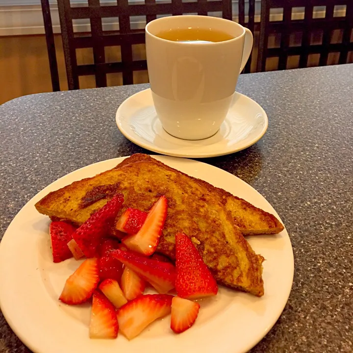 French Toast & strawberries
Wheat bread, honey, eggs, cinnamon,
Coconut oil to cook on pan|FitMomDoc19さん