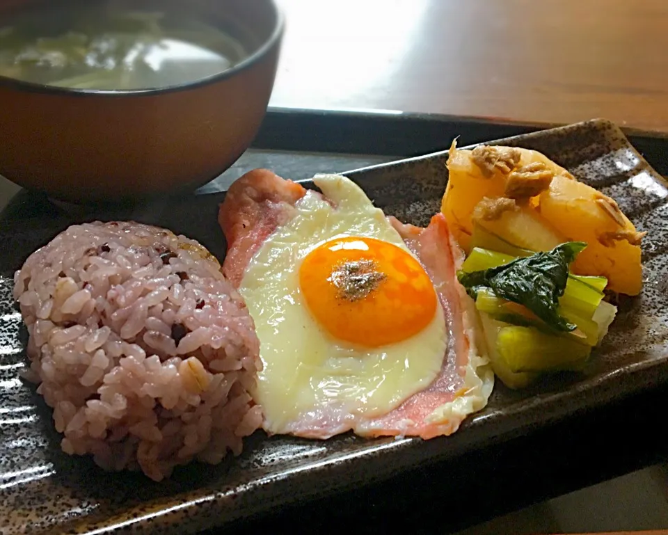 単身赴任の朝ごはん🐔🐣☀ ベーコンエッグ🍳 大根とツナの煮物 大根の醤油漬 黒米麦ご飯 もやしとわかめと切り干し大根のスープ|ぽんたさん