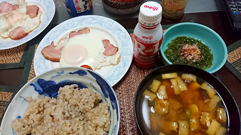 Snapdishの料理写真:ベーコンエッグ&めかぶ&蕪の葉の味噌汁|まぐろさん