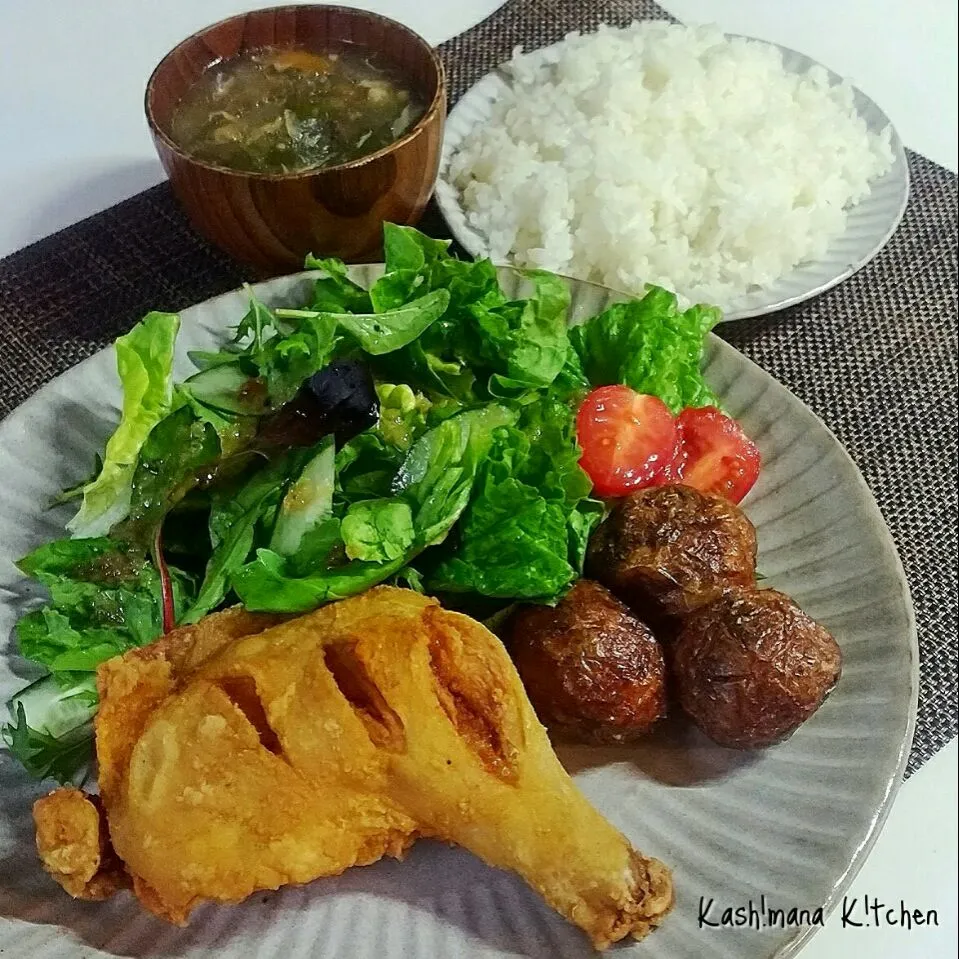 Snapdishの料理写真:鶏の骨付きモモ肉をパリッパリに揚げました🍗
味付けは、塩胡椒とガーリックパウダーと小麦粉だけ(*˙︶˙*)💕新ジャガも丸揚げしたよ🎵|Kashimanakitchenさん