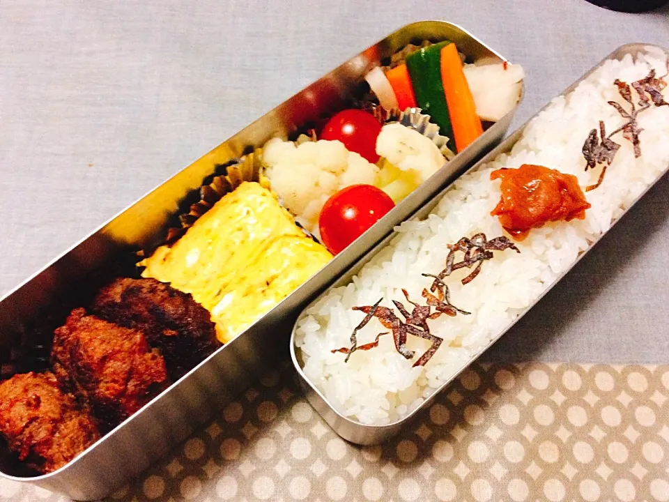 今日はハンバーグ弁当。
#ハンバーグ
#厚焼き卵 
#カリフラワー 
#プチトマト
#中華風ピクルス 
#父弁|madeleineさん