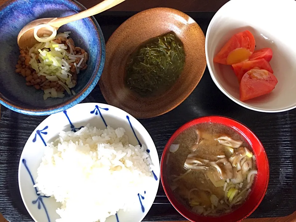 納豆
もずく
トマト
舞茸と生姜の味噌汁|ラーメンの小池さん