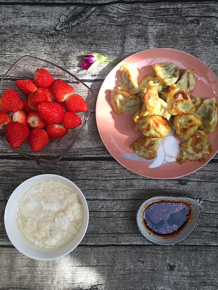 醪糟鸡蛋+煎饺子+草莓🍓|木香小筑さん