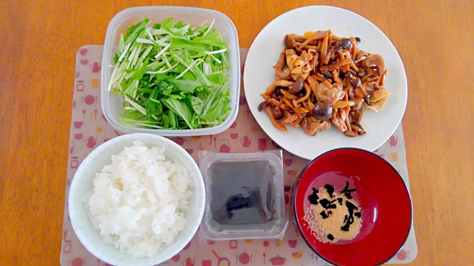 ５月１日　豚肉ときのこの生姜煮　もずく　水菜のサラダ　わかめスープ|いもこ。さん