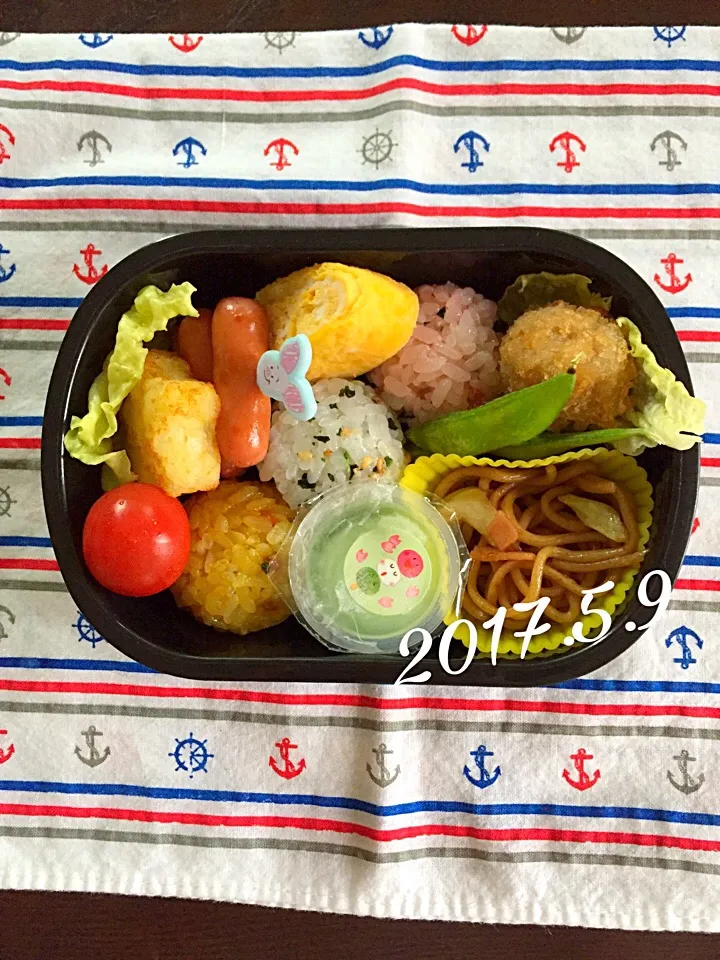 Snapdishの料理写真:カラフルコロコロおにぎり弁当♡|カイサナママさん