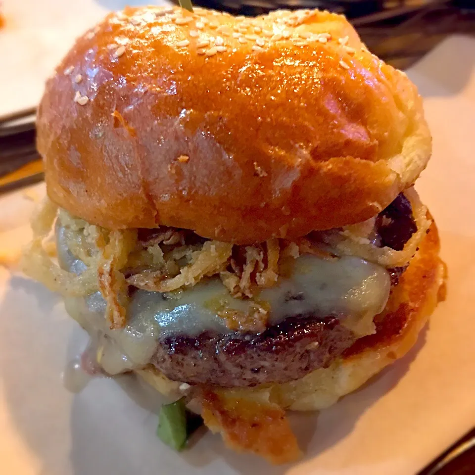 The Vail Valley Burger……Sharp Vermont White Cheddar Cheese, Fried Onion Straws & Creamy Horseradish Sauce.|Junya Tanakaさん