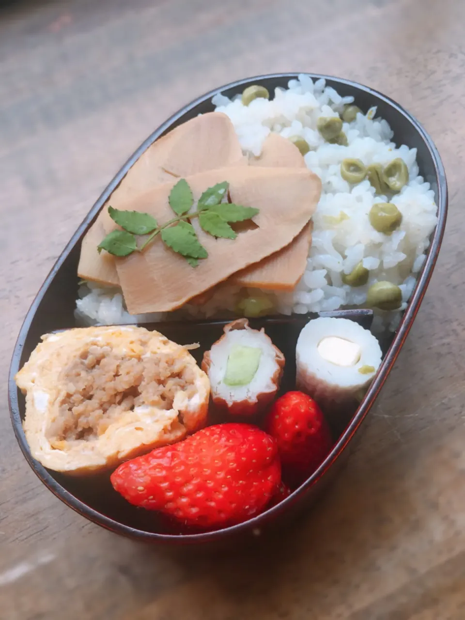 今日のお弁当
・豆ご飯
・たけのこ煮
・鶏そぼろ入り卵焼き|akiさん