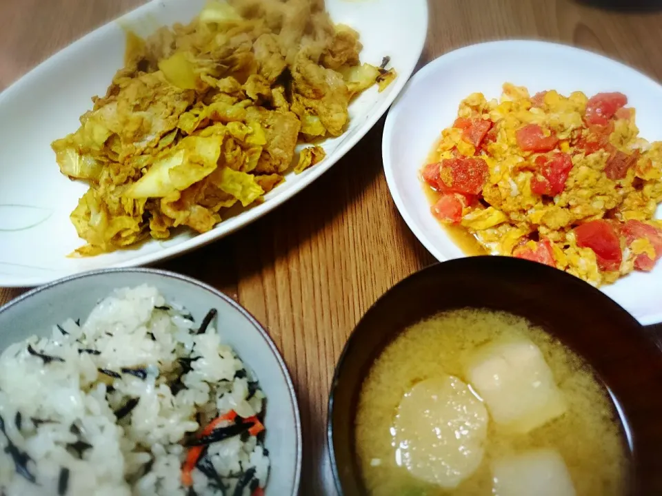 ・豚肉キャベツのカレー炒め
・トマトと卵の炒めもの
・ひじきご飯
・お麩の味噌汁|ようかんさん