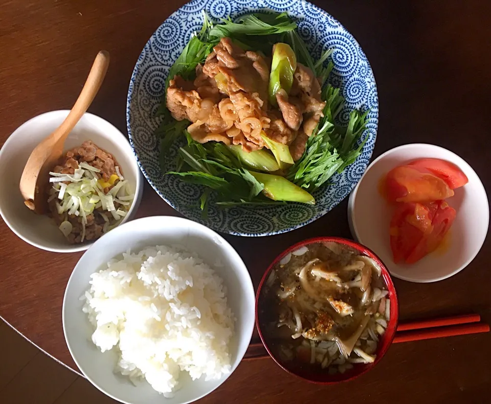 豚ロースの焼肉
トマト
納豆
舞茸とミョウガの味噌汁|ラーメンの小池さん