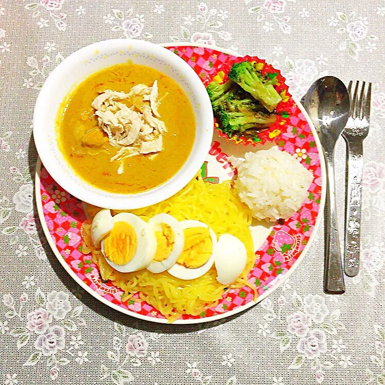 ✩チキンタイカレー
✩ブロッコリーのオリーブオイル和え
✩糖質０麺
✩ミニおにぎり|くぅさん