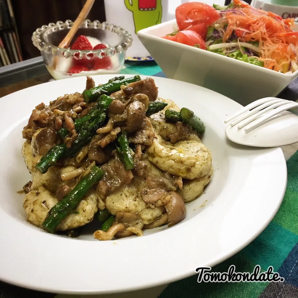 Snapdishの料理写真:豚肉ビンタとアスパラでジェノバソース里芋ニョッキ🍽♡|🇯🇵ともこちゃん。さん