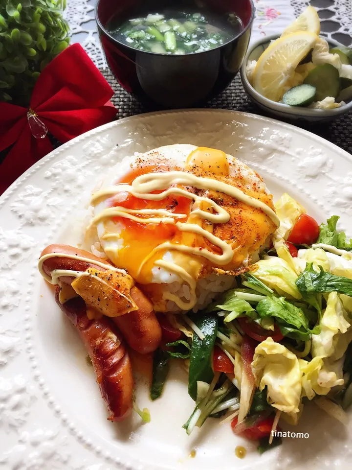 チェダーチーズ乗せご飯に
目玉焼きとソーセージプレイトで朝ごはん(*´∇`)ﾉ|Tina Tomoko😋さん