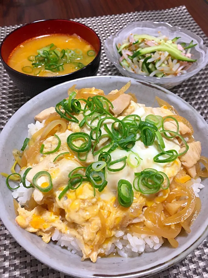 親子丼
モヤシとキュウリとハムの中華風サラダ
キムチ入り味噌汁|みっきーさん