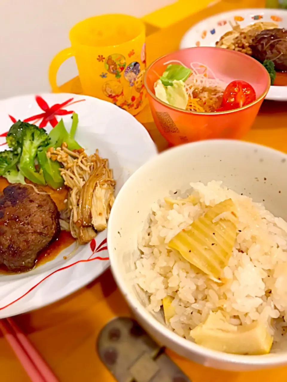 黒毛和牛 ハンバーグ 🍪えのき茸のソテー  蒸しブロッコリー🌳   レタスと大根人参トマトのサラダ🥗  筍と干し海老の炊き込みご飯🍚|ch＊K*∀o(^^*)♪さん