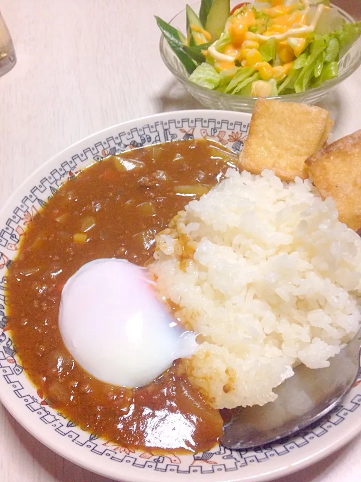 Snapdishの料理写真:キーマ風トマトカレー温玉のせ。グリーンサラダ。厚揚げ唐揚げ|あやにん食堂さん