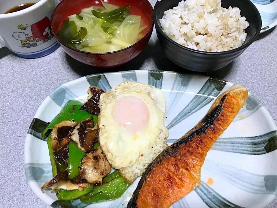 もち麦飯、魚、椎茸ピーマン昆布だし炒め、キャベツわかめ味噌汁|ms903さん