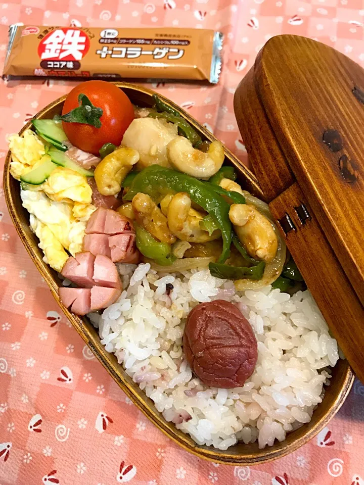 Snapdishの料理写真:パパたろ弁当

雑穀ごはん
梅干し
サラダ(炒り卵 きゅうり ハム
ミニトマト
鶏肉 ピーマン カシューナッツ炒め
ソーセージ|ひななぎさん