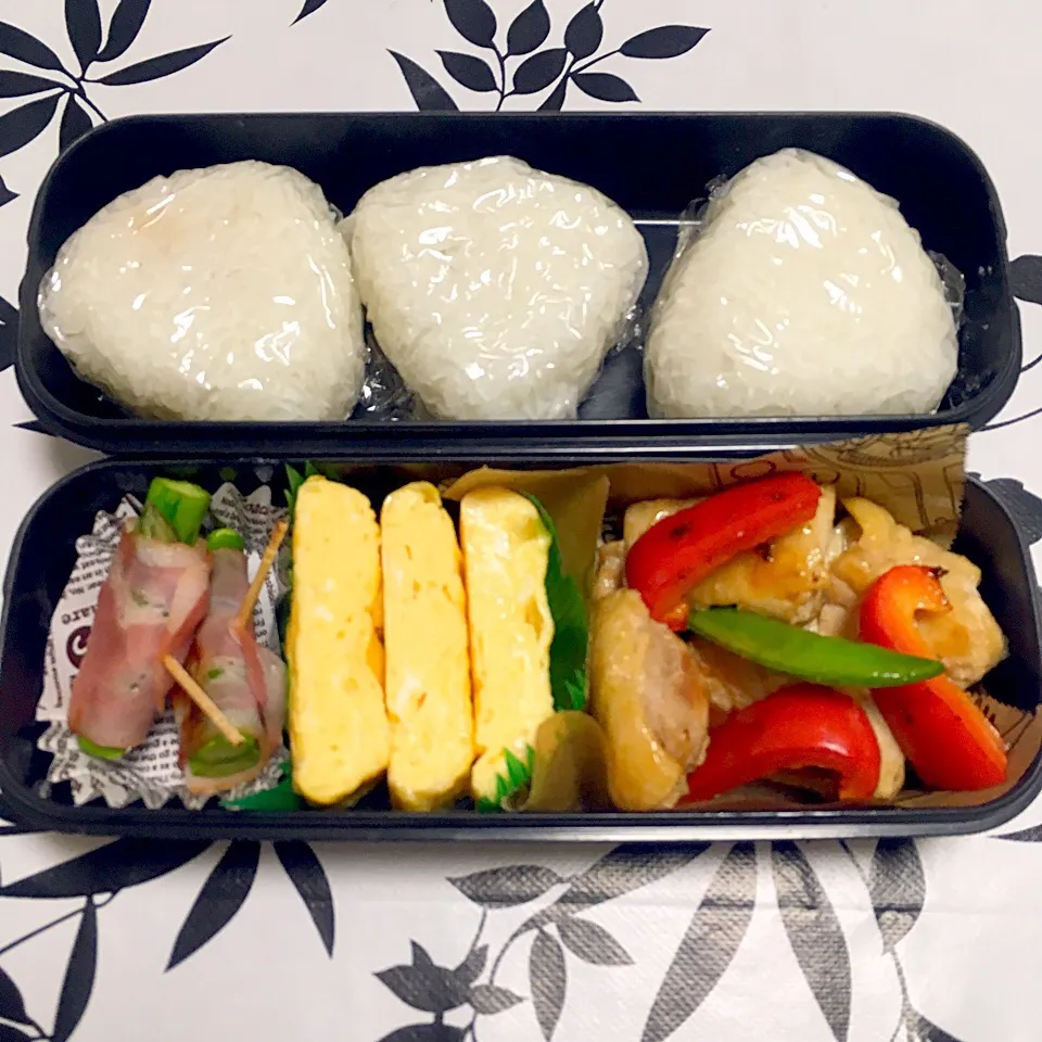 息子のお弁当 チキンのガーリック塩マヨネ焼きパプリカとスナップえんどう添え 卵焼き アスパラベーコン 肉入りおにぎり|keitakumamaさん