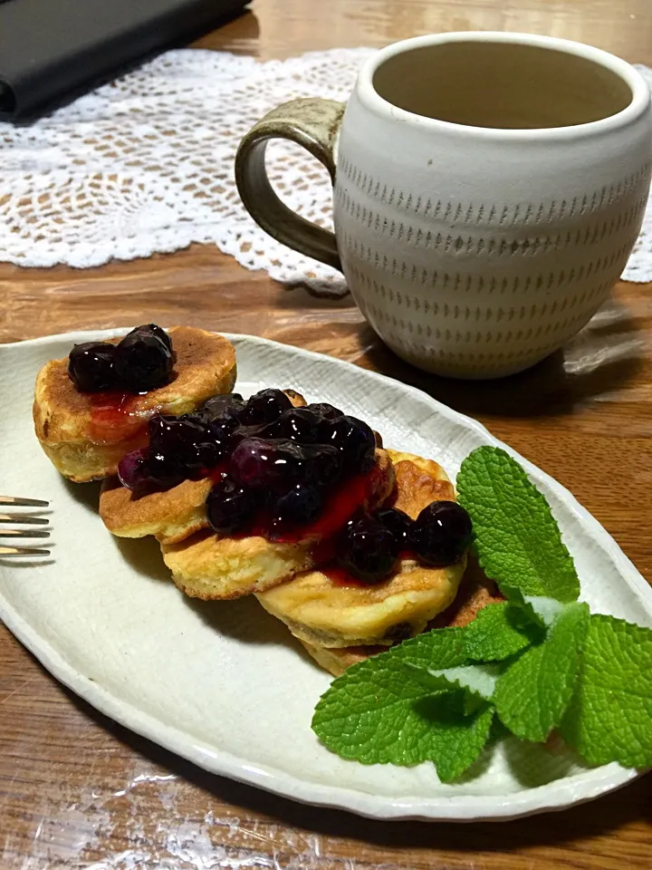 ちょっと一息…♪ベリーソース掛けホットケーキ🍴☕️|keikoさん