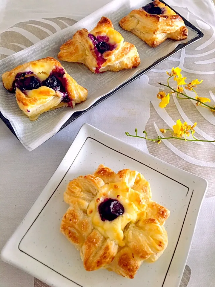 Snapdishの料理写真:Blueberries Cream Cheese Pastries|Tari's Kitchenさん