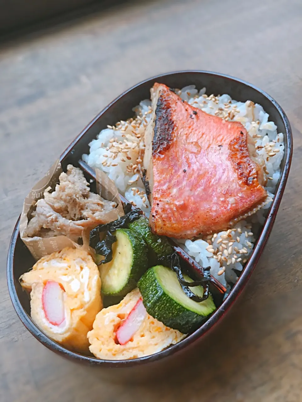 今日のお弁当
・金目の塩焼
・豚コマ生姜焼き
・ズッキーニの油炒め塩昆布味
・カニカマ入り出汁玉|akiさん