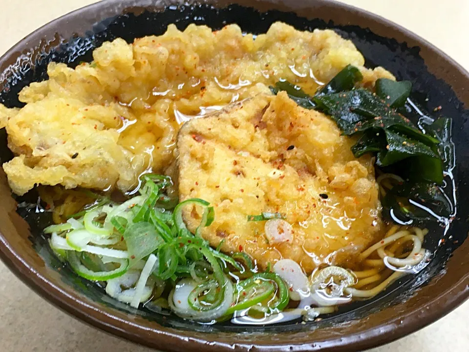 最新版・立ち食いそば名店100［首都圏編］肥後一文字ゃ（神保町）豚天そば いも天追加 170510|ゆうじ.さん