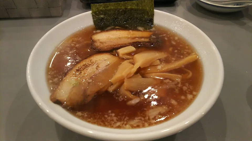 今日のランチは正油ラーメン
小ライスが付いて¥650は安い！浮いているのは脂ではなく玉ねぎです。あっさりしてますよ。

#ラーメン
#荏原中延
 #中延
 #三陽楼|kamekameさん