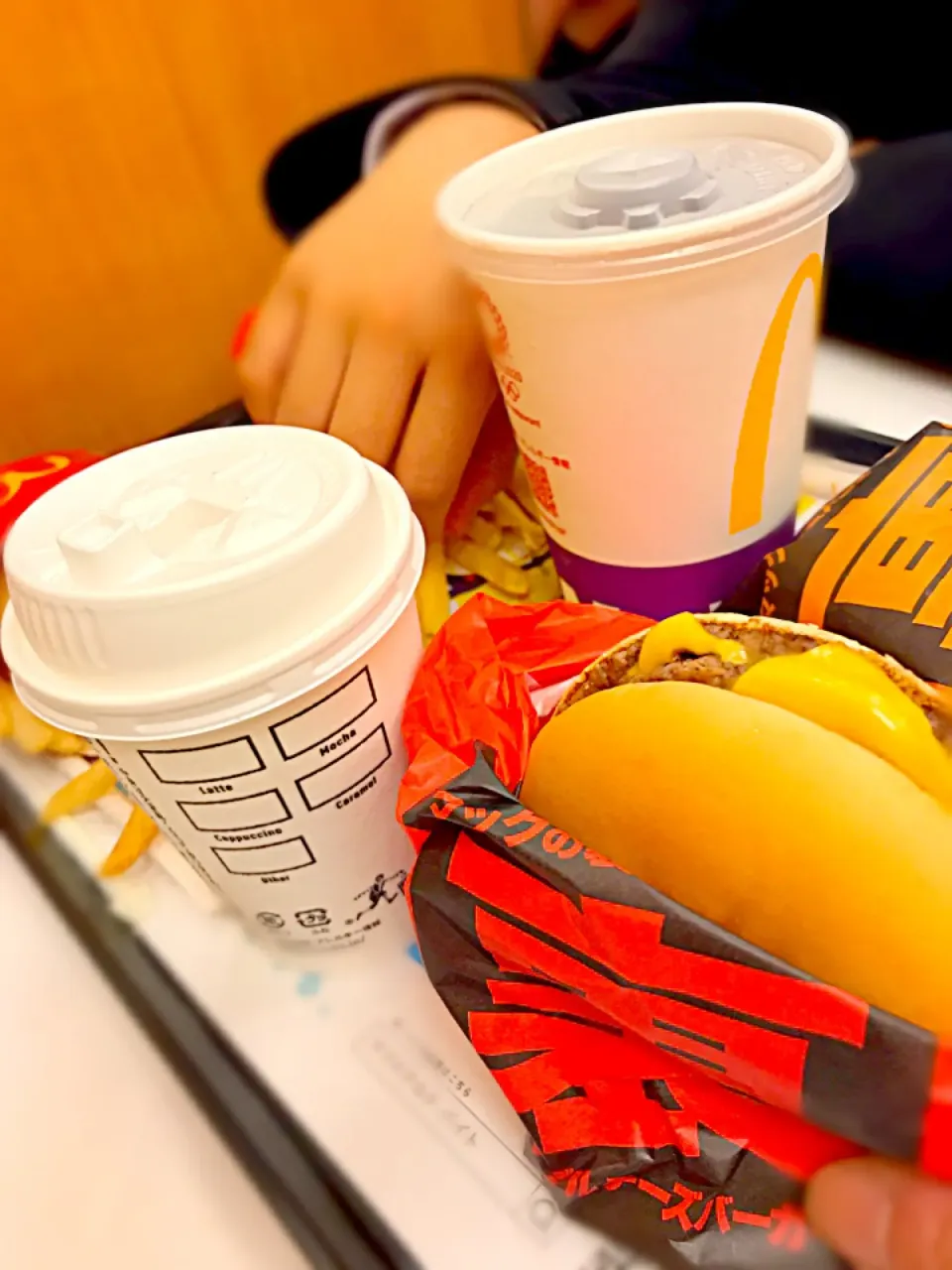 裏メニュー！？ ダブルチーズ&チリ  チキンフィレオ&ホワイトチェダーチーズ🍔  フライドポテト🍟  カプチーノ☕  コーラ🍹|ch＊K*∀o(^^*)♪さん