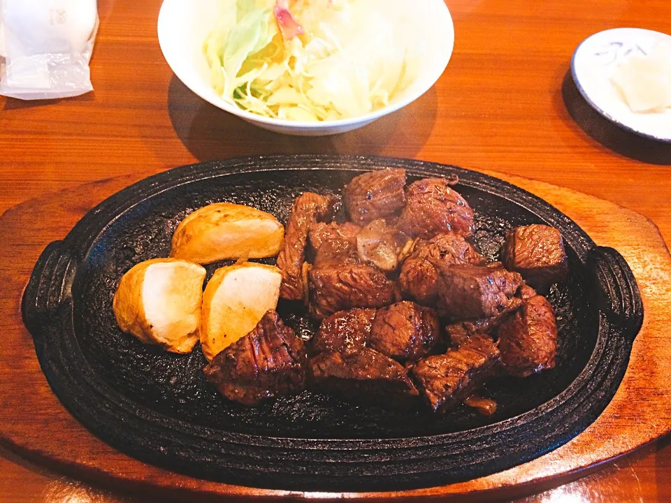 ステーキ屋さんの鉄板焼定食。|こすもすさん