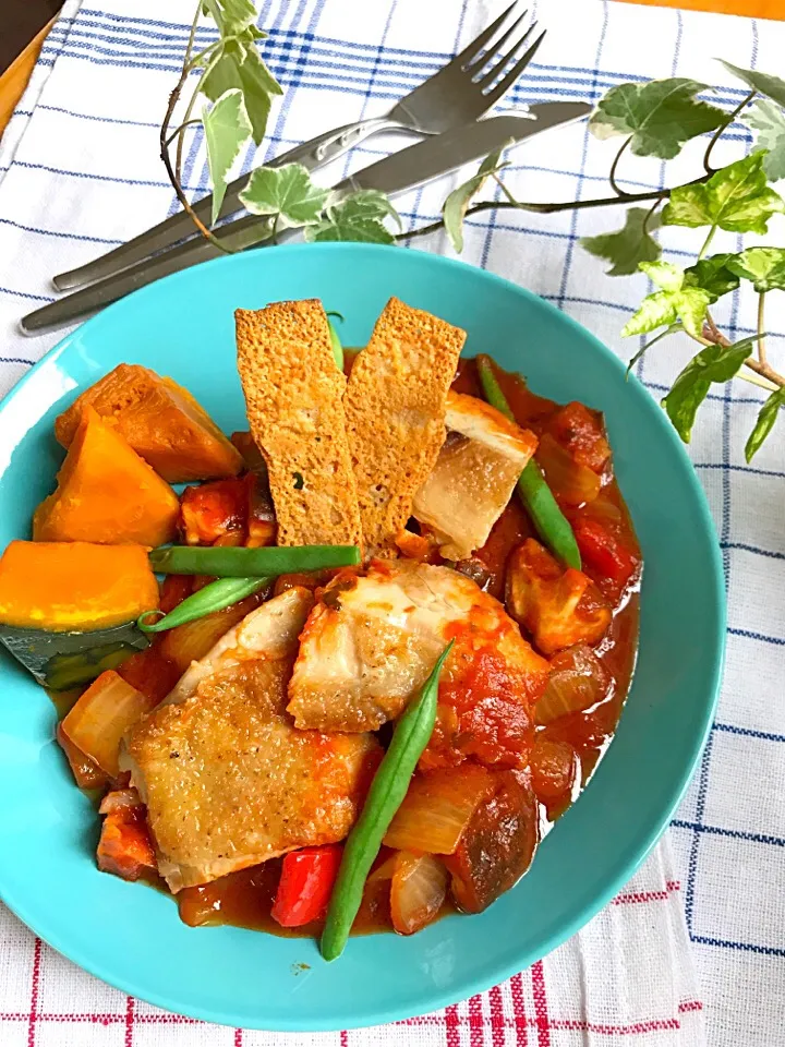 外パリパリ中ジューシーな ガーリックチキン🍗の 野菜ゴロゴロ トマトソース  カリッと焼きチーズ🧀チップ添え🍅|Hollyさん