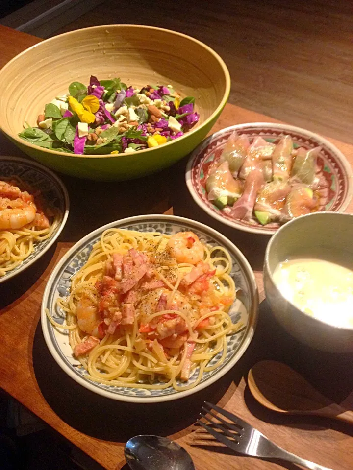 とある日の夜ごはん#アボガド生ハム#お花のサラダ#海老のパスタ🦐|まこ飯😊さん