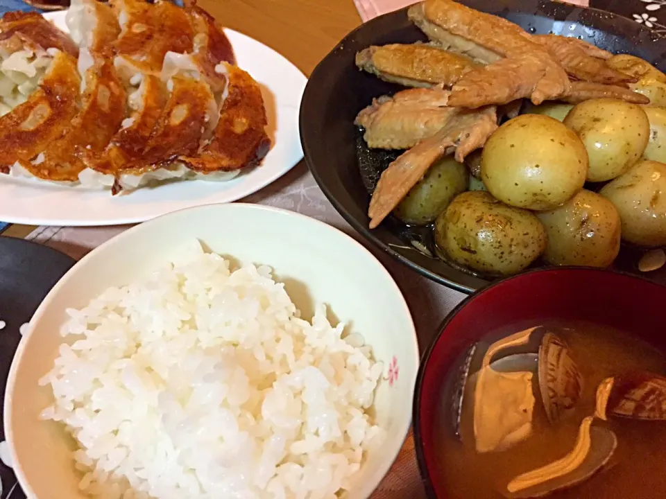 新じゃがの手羽先甘辛煮、焼き餃子|Emiko Kikuchiさん