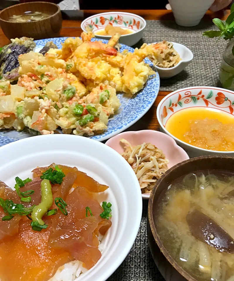 Snapdishの料理写真:新玉ねぎの為の夜ご飯
#新たまねぎと枝豆と桜海老のかき揚げ
#海老天ぷら#漬け丼と切り干し大根|シュトママさん