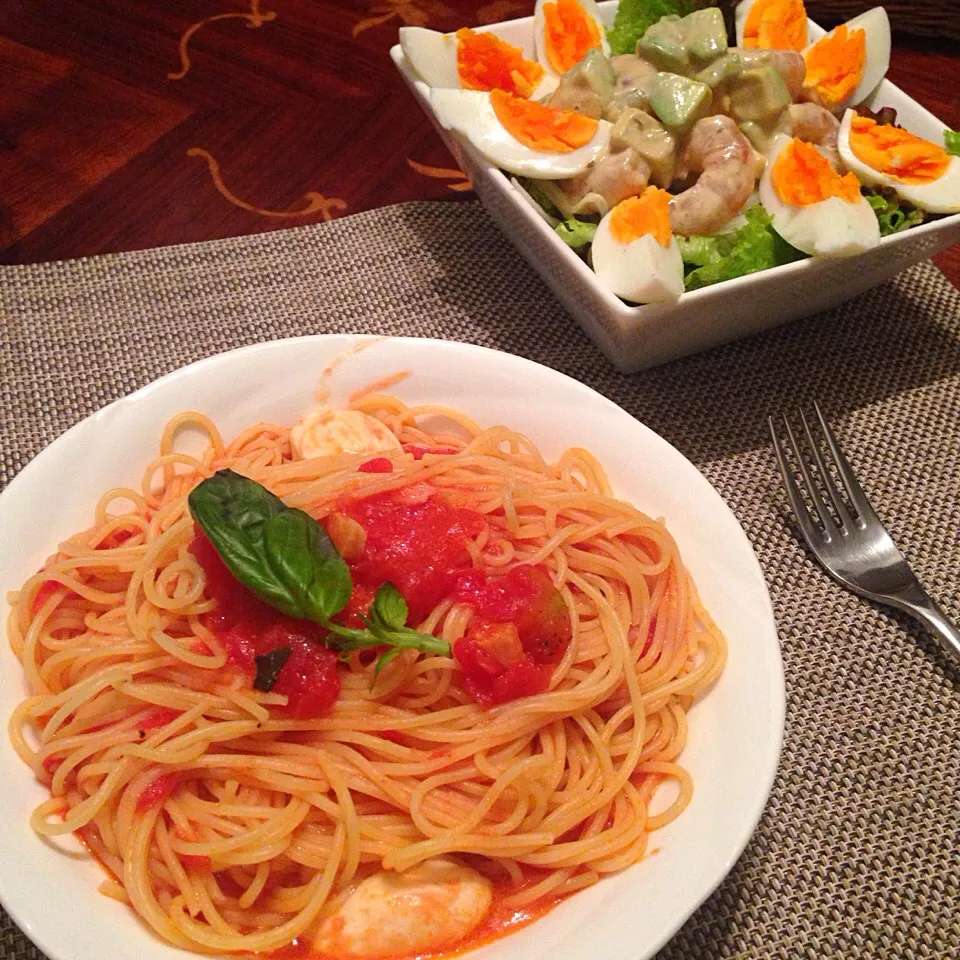 Snapdishの料理写真:ナポリ風モッツァレラとパジルのトマトソースパスタ、アボカドと海老と ゆで卵のコブサラダ♡|ちゃたままさん