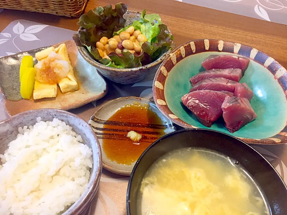 Snapdishの料理写真:晩御飯
初かつをの刺身、焼き揚げのおろし添え、三種の豆サラダ、玉ねぎと玉子のスープ、白米|かよちゃんさん