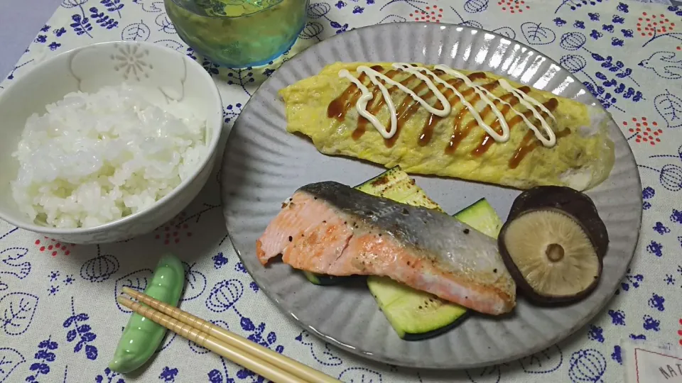 オムそば＆焼き鮭の不思議なコラボ（笑）|シュワシュワキッチンさん