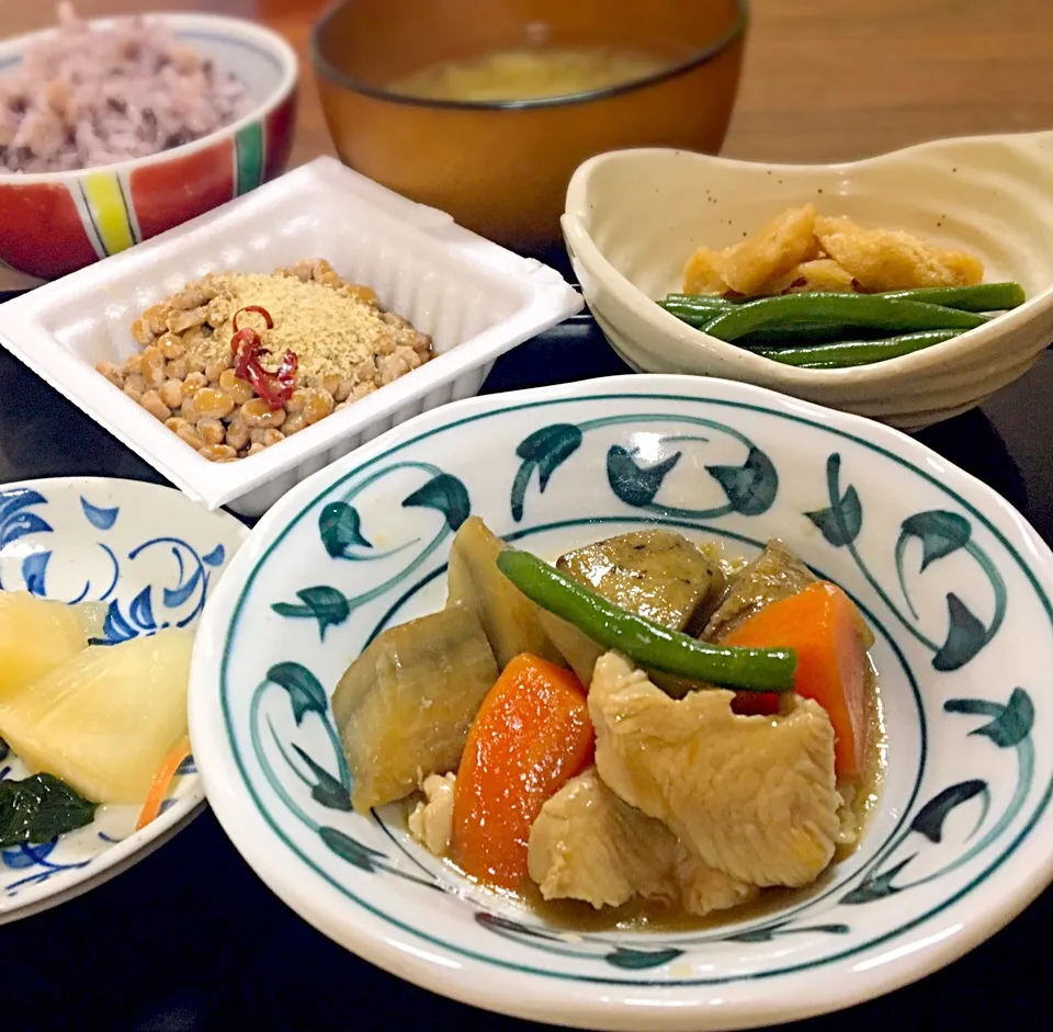 単身赴任の晩ごはん🌃🌠
鶏と根菜の煮物🥕🐔
インゲンの煮浸し
納豆（すり胡麻、めんつゆ）
大根の醤油漬
ワカメと玉ねぎの味噌汁
黒米麦ご飯|ぽんたさん