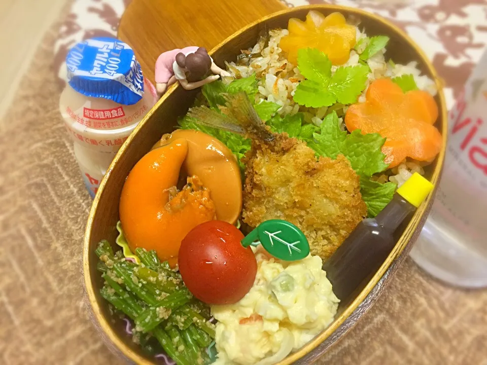 ジャコと花エビのカツオ混ぜご飯&ホタテのこっこ(卵巣)甘煮&ミニアジフライ&ほうれん草の胡麻和え&飾り切り人参出汁煮&ポテトサラダ&わさび菜&プチトマトのダーリンお弁当♪

#弁当 #フチ子 #東北北海道くらいかな…こっこって言うの…|桃実さん