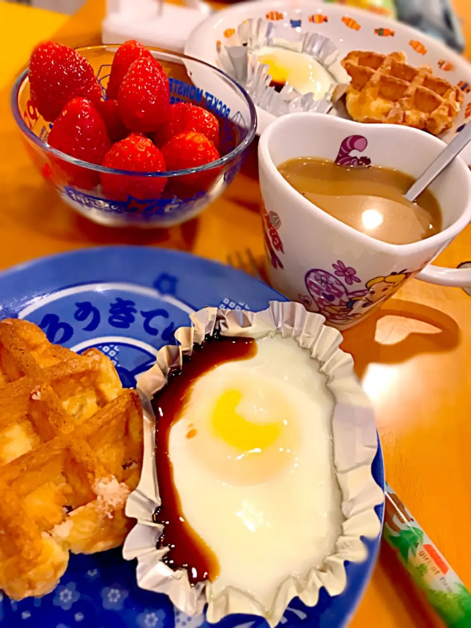 Snapdishの料理写真:ベイクド ワッフル   目玉焼き🍳  苺🍓  蜂蜜入りカフェオレ☕🐝|ch＊K*∀o(^^*)♪さん