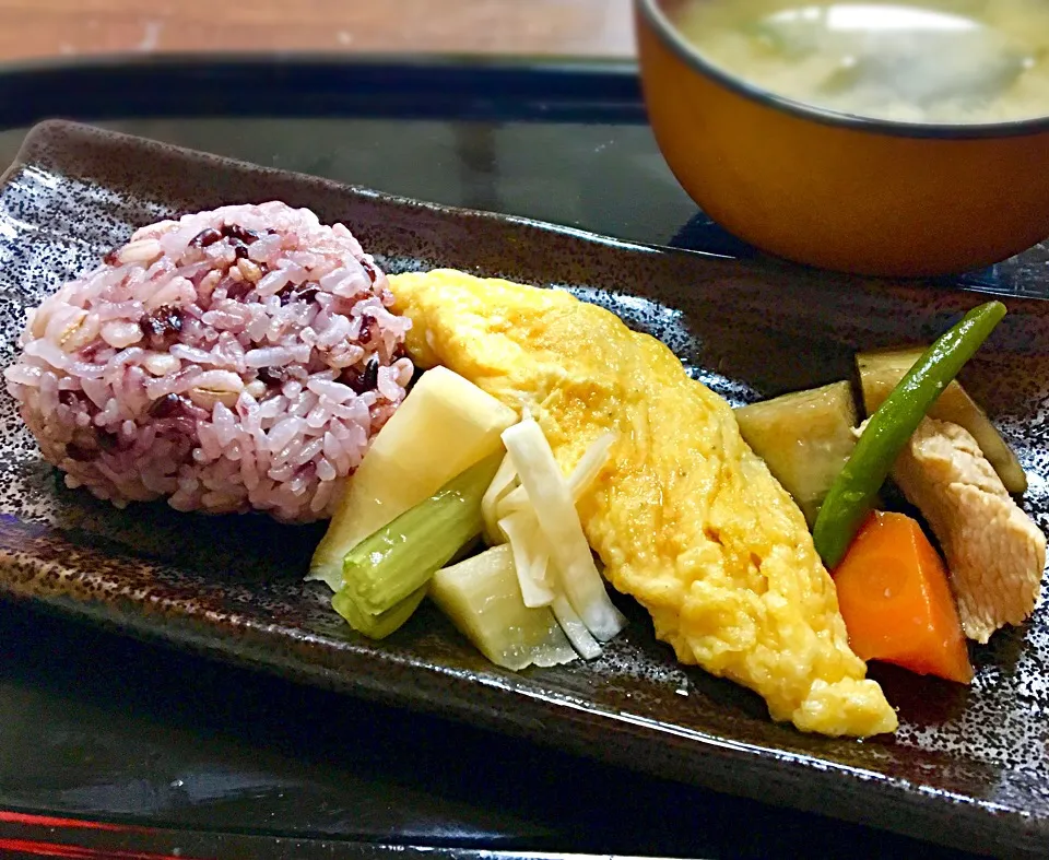 Snapdishの料理写真:単身赴任の朝ごはん🌄☀️
チーズ入りオムレツ🥚
鶏と根菜の煮物
大根の醤油漬
大根の甘酢漬
玉ねぎとワカメの味噌汁
黒米麦ご飯|ぽんたさん