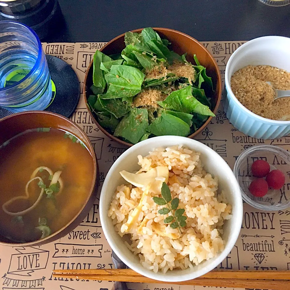 Snapdishの料理写真:たけのこと油揚げの炊き込みご飯
ワカメと麸のお味噌汁
サラダほうれん草のおかか和え
小梅|yumyum😋さん